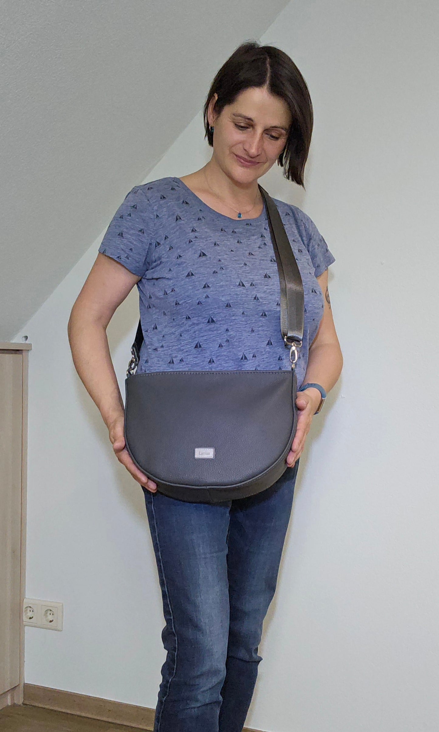 Modell Sine in Dunkelgrau in Cossover