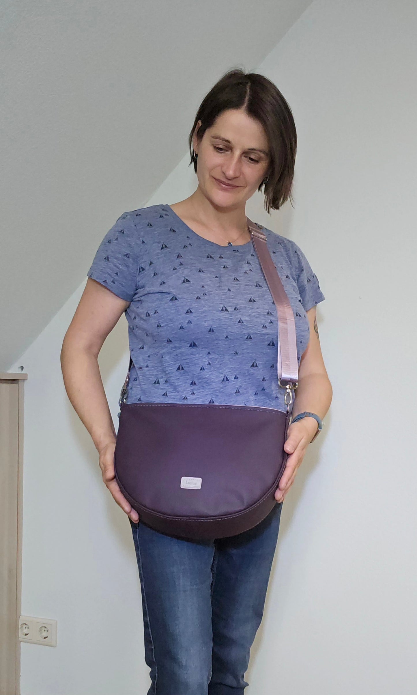 Modell Sine in Dunkelviolett mit verstellbarem Gurt als crossover