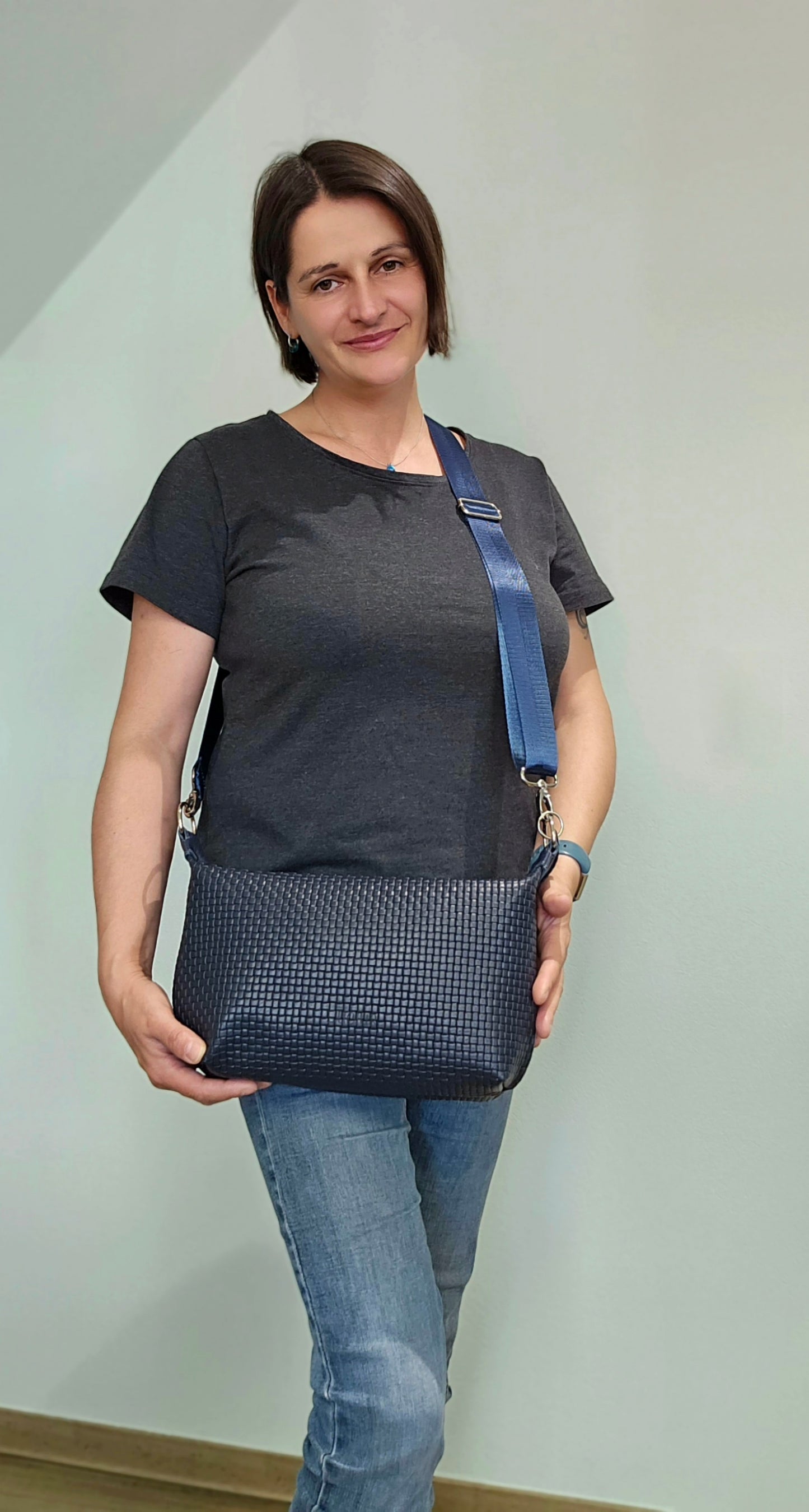 Tragefoto Ledertasche Petra, dunkelblau Flechtoptik und Designerin Michaela Lucius