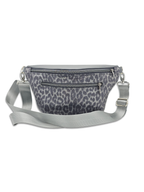 Crossbody Bag Big Clivia in Leo Silber & Grau