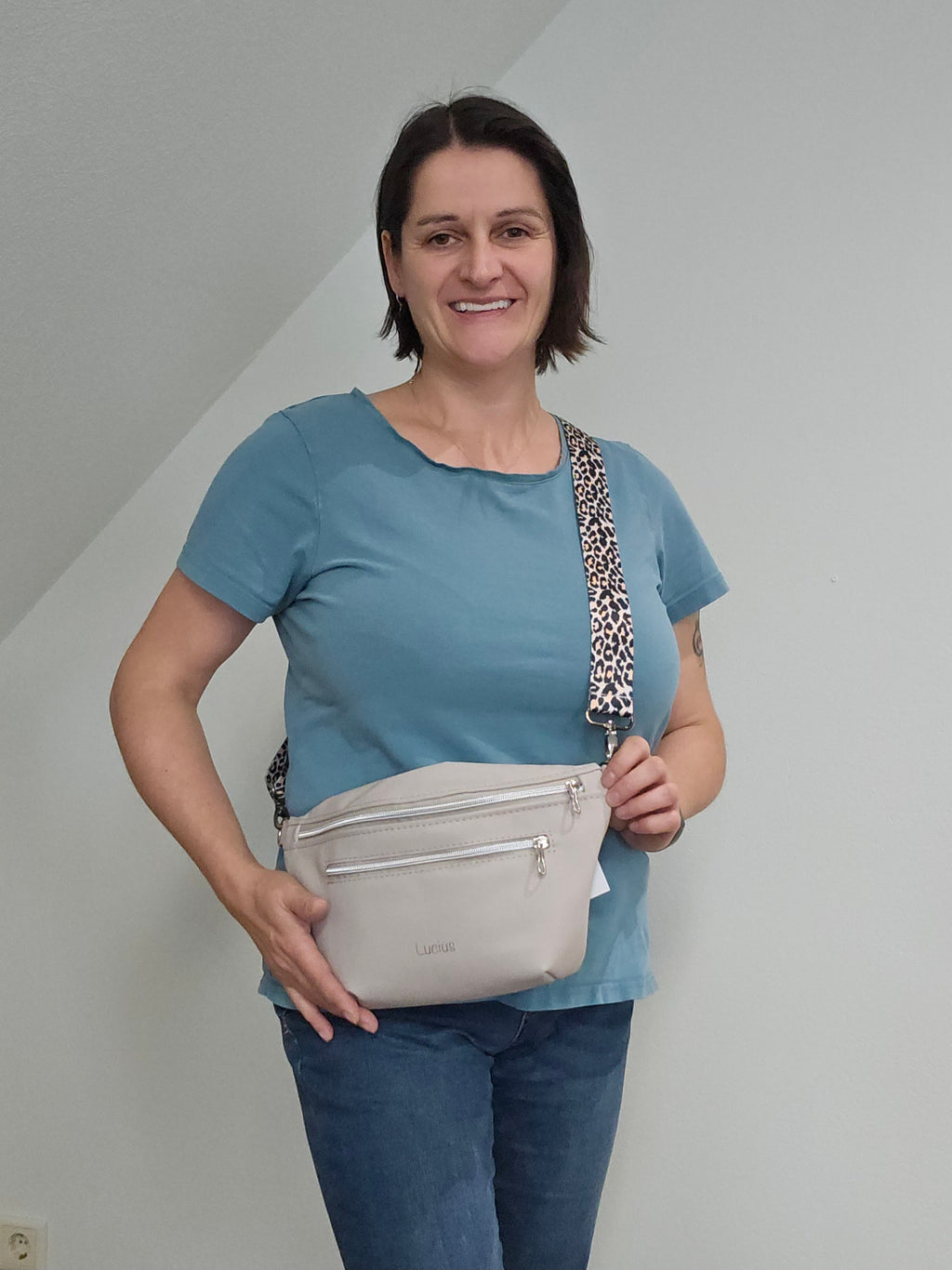 Crossbody Bag Big Clivia in Oyster (Greige) mit Leo