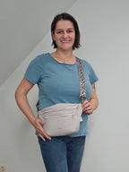 Crossbody Bag Big Clivia in Oyster (Greige) mit Leo