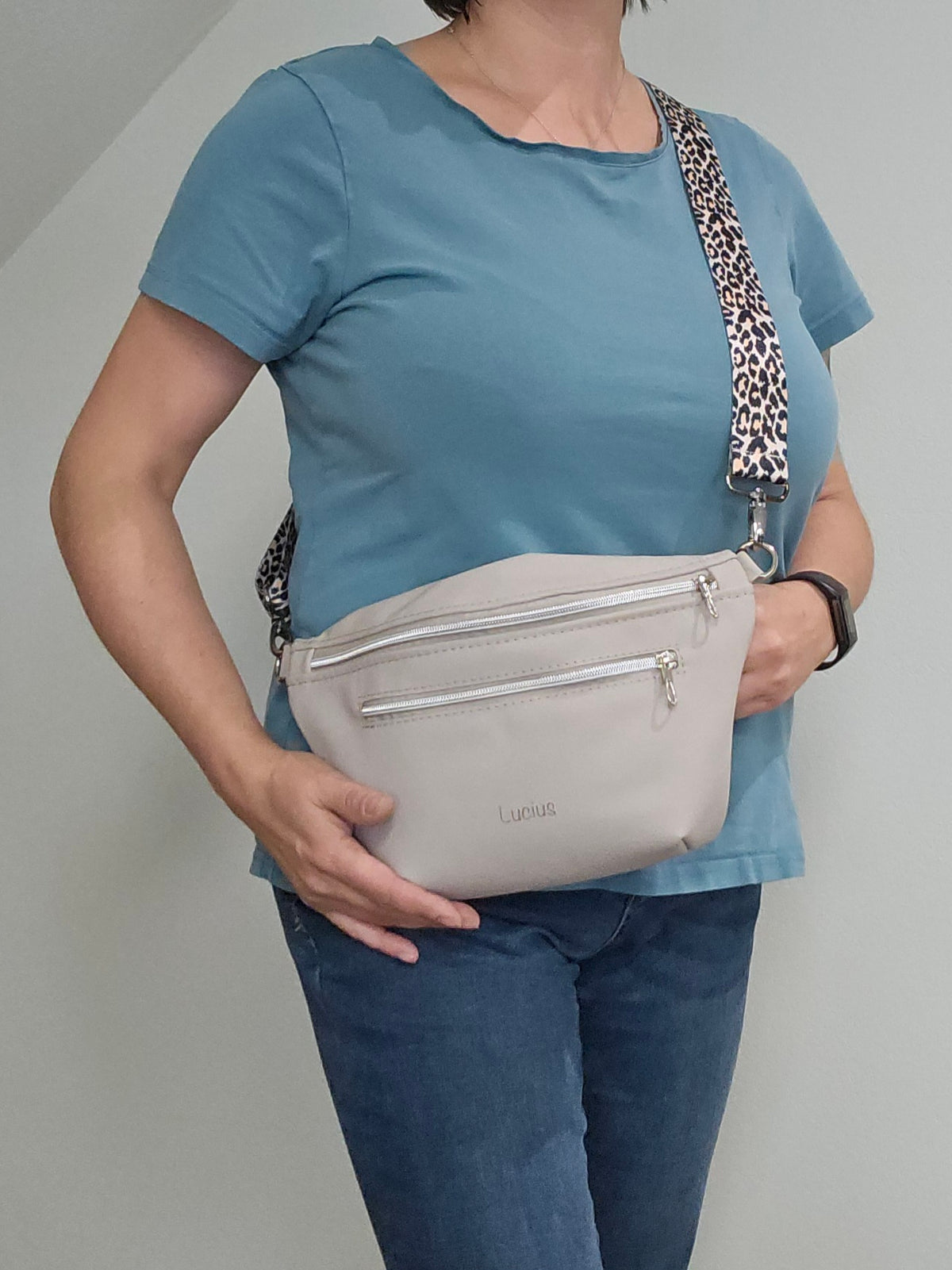 Crossbody Bag Big Clivia in Oyster (Greige) mit Leo