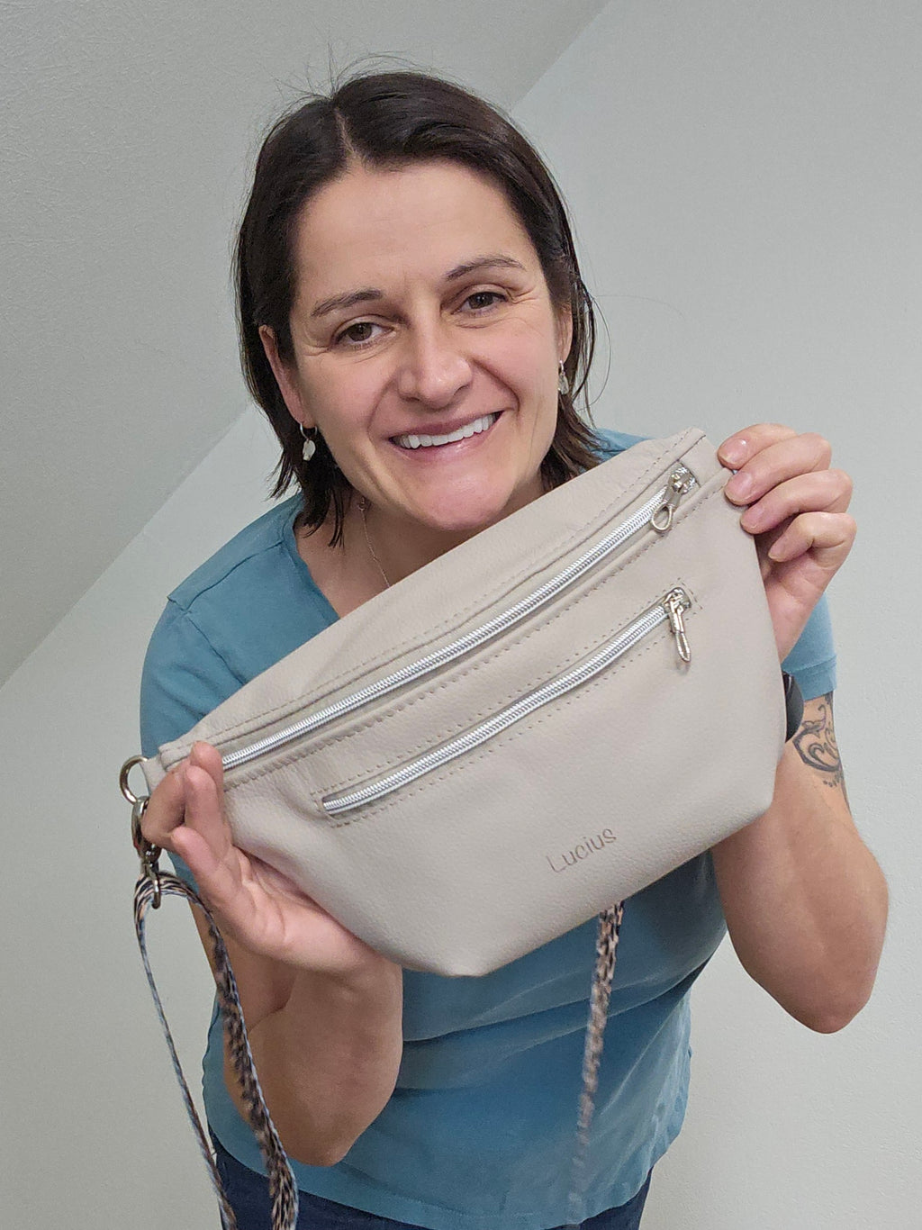 Crossbody Bag Big Clivia in Oyster (Greige) mit Leo