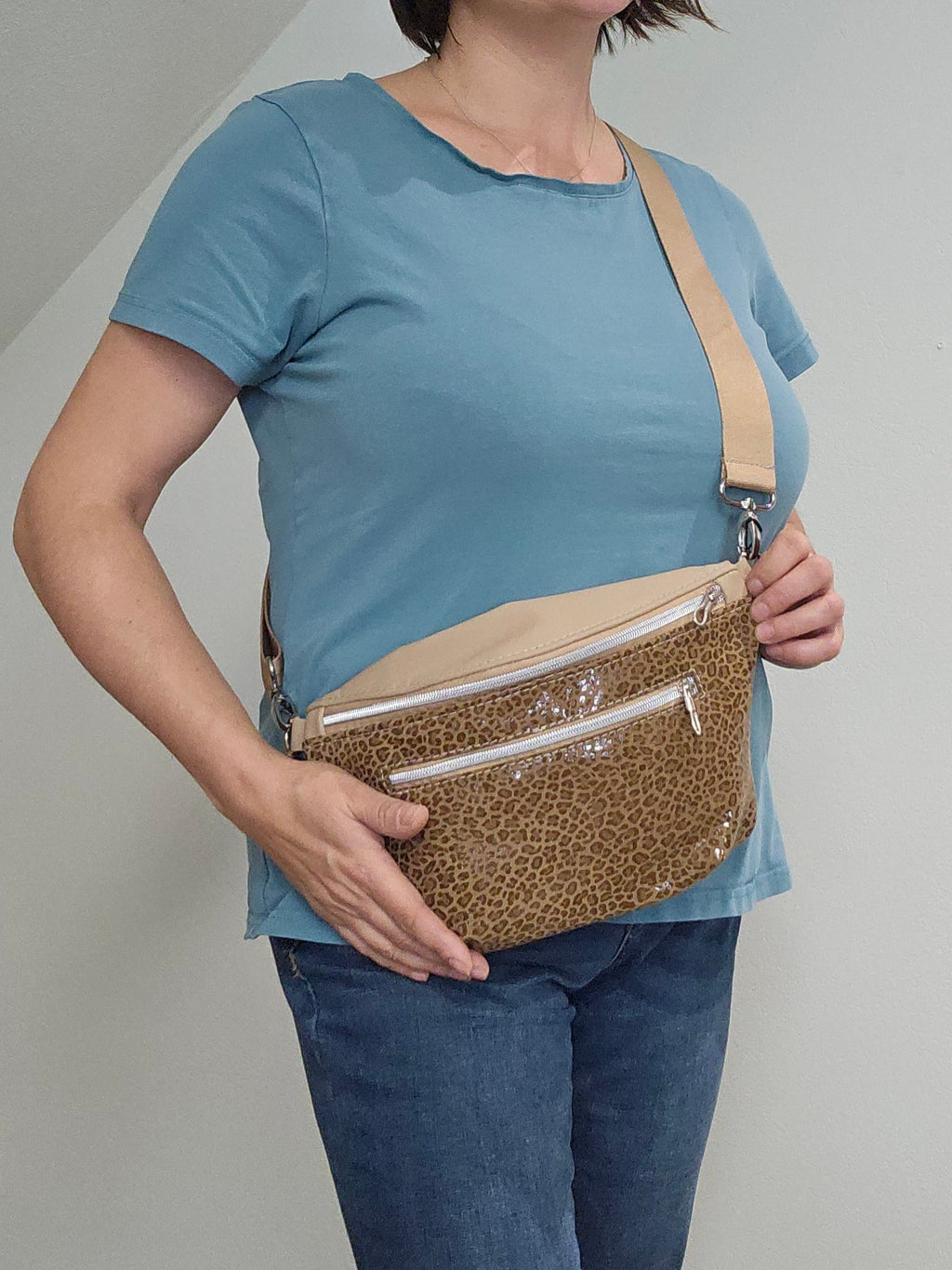 Crossbody Bag Big Clivia in Leo Braun & Sandbeige