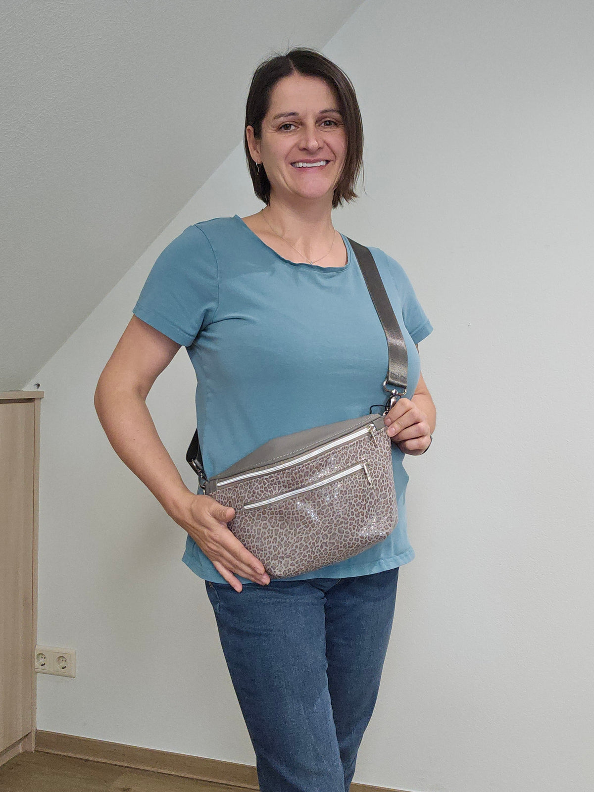 Crossbody Bag Big Clivia in Leo Grau & Grau