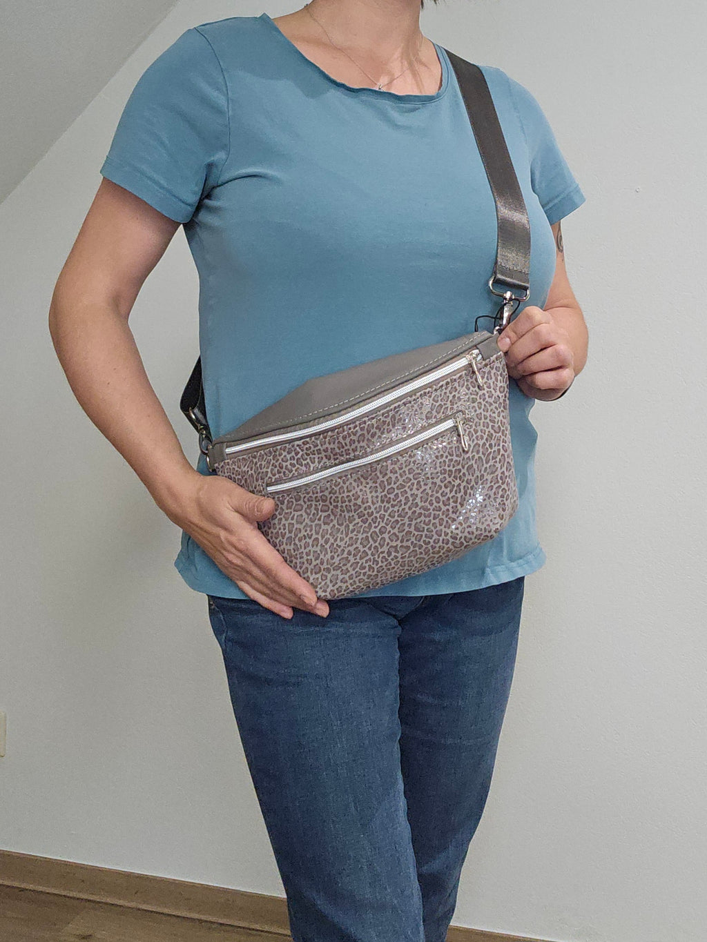 Crossbody Bag Big Clivia in Leo Grau & Grau