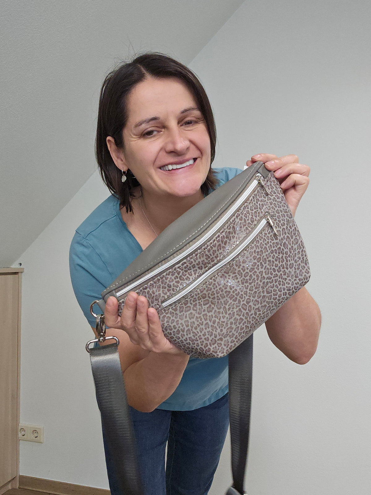 Crossbody Bag Big Clivia in Leo Grau & Grau
