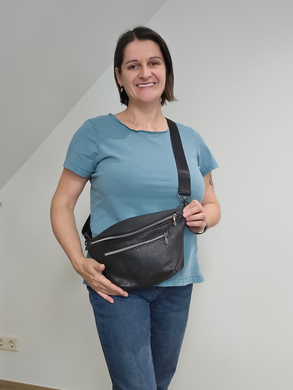 Crossbody Bag Big Clivia in Strukturleder mit Reptilprägung Schwarz