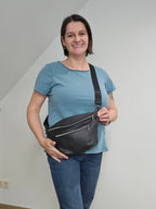 Crossbody Bag Big Clivia in Strukturleder mit Reptilprägung Schwarz