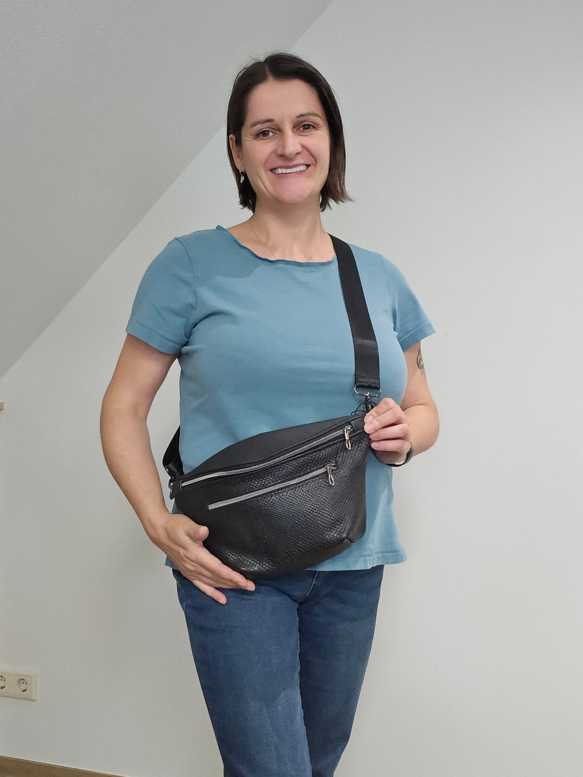 Crossbody Bag Big Clivia in Strukturleder mit Reptilprägung Schwarz
