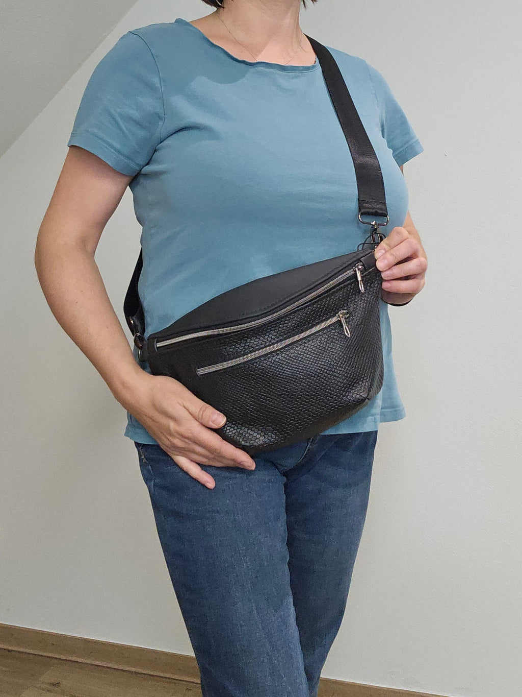 Crossbody Bag Big Clivia in Strukturleder mit Reptilprägung Schwarz