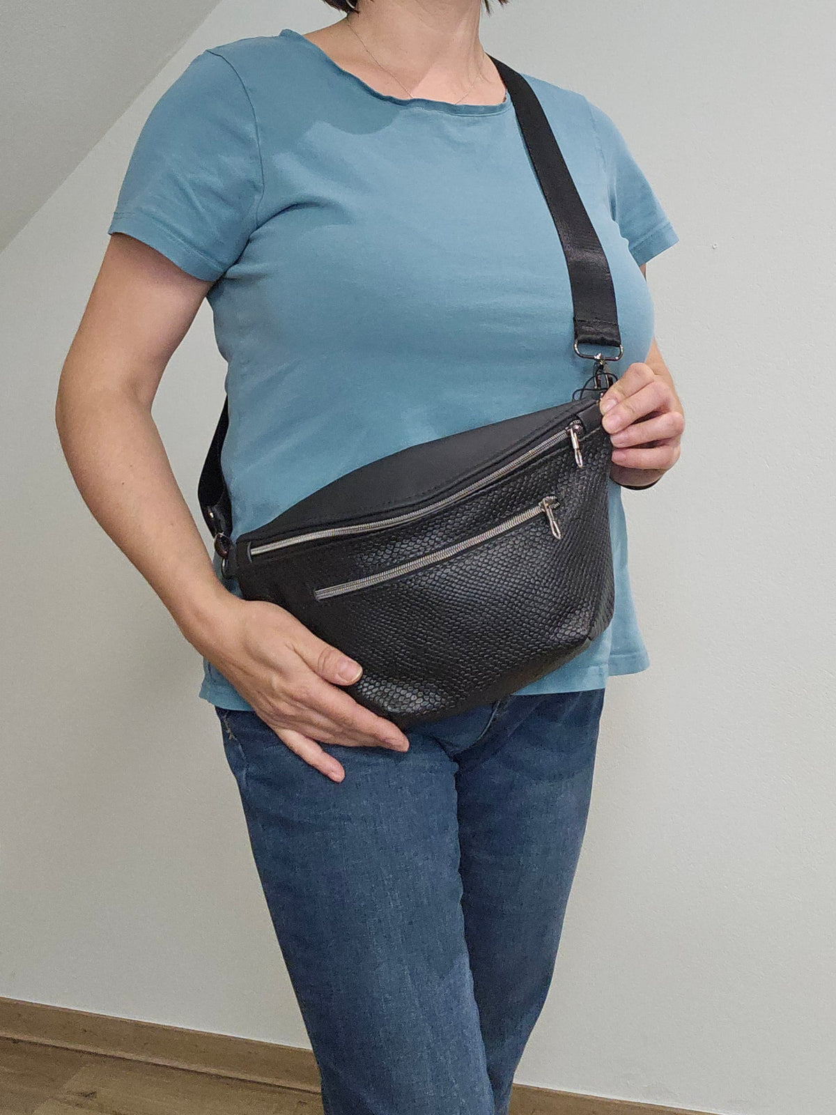 Crossbody Bag Big Clivia in Strukturleder mit Reptilprägung Schwarz