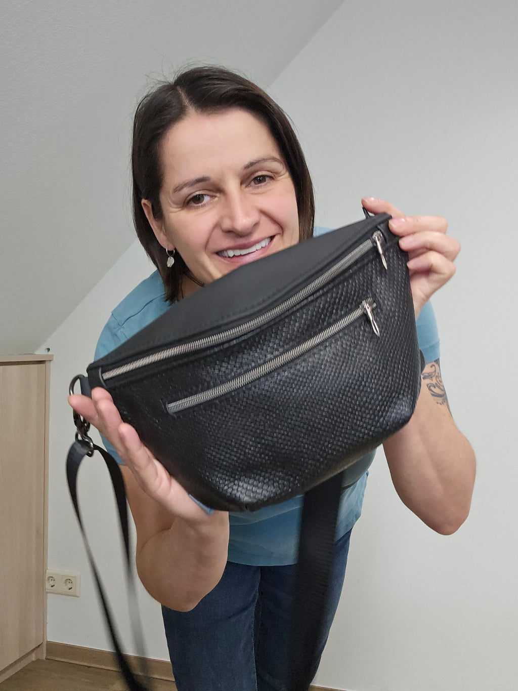 Crossbody Bag Big Clivia in Strukturleder mit Reptilprägung Schwarz