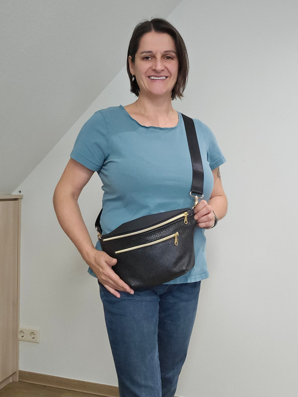 Crossbody Bag Big Clivia in Strukturleder mit Reptilprägung Schwarz & Golddetails