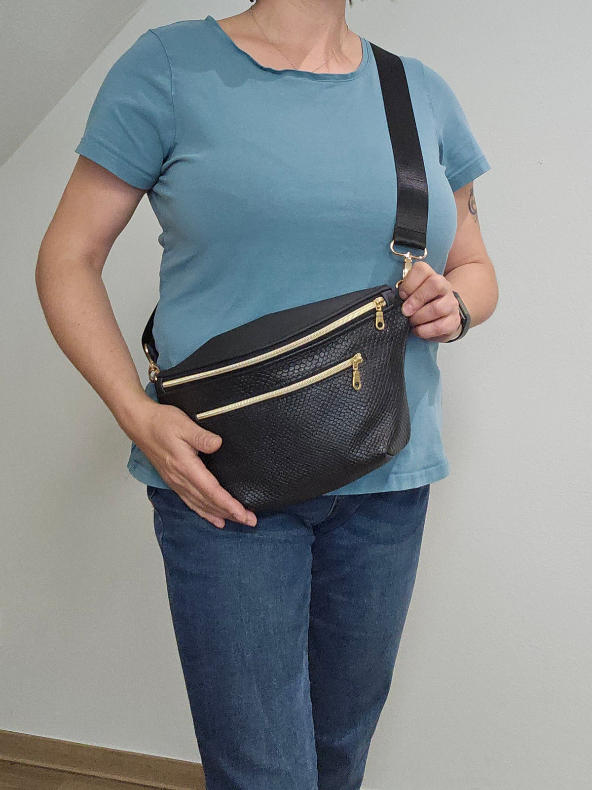 Crossbody Bag Big Clivia in Strukturleder mit Reptilprägung Schwarz & Golddetails
