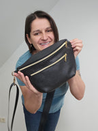 Crossbody Bag Big Clivia in Strukturleder mit Reptilprägung Schwarz & Golddetails