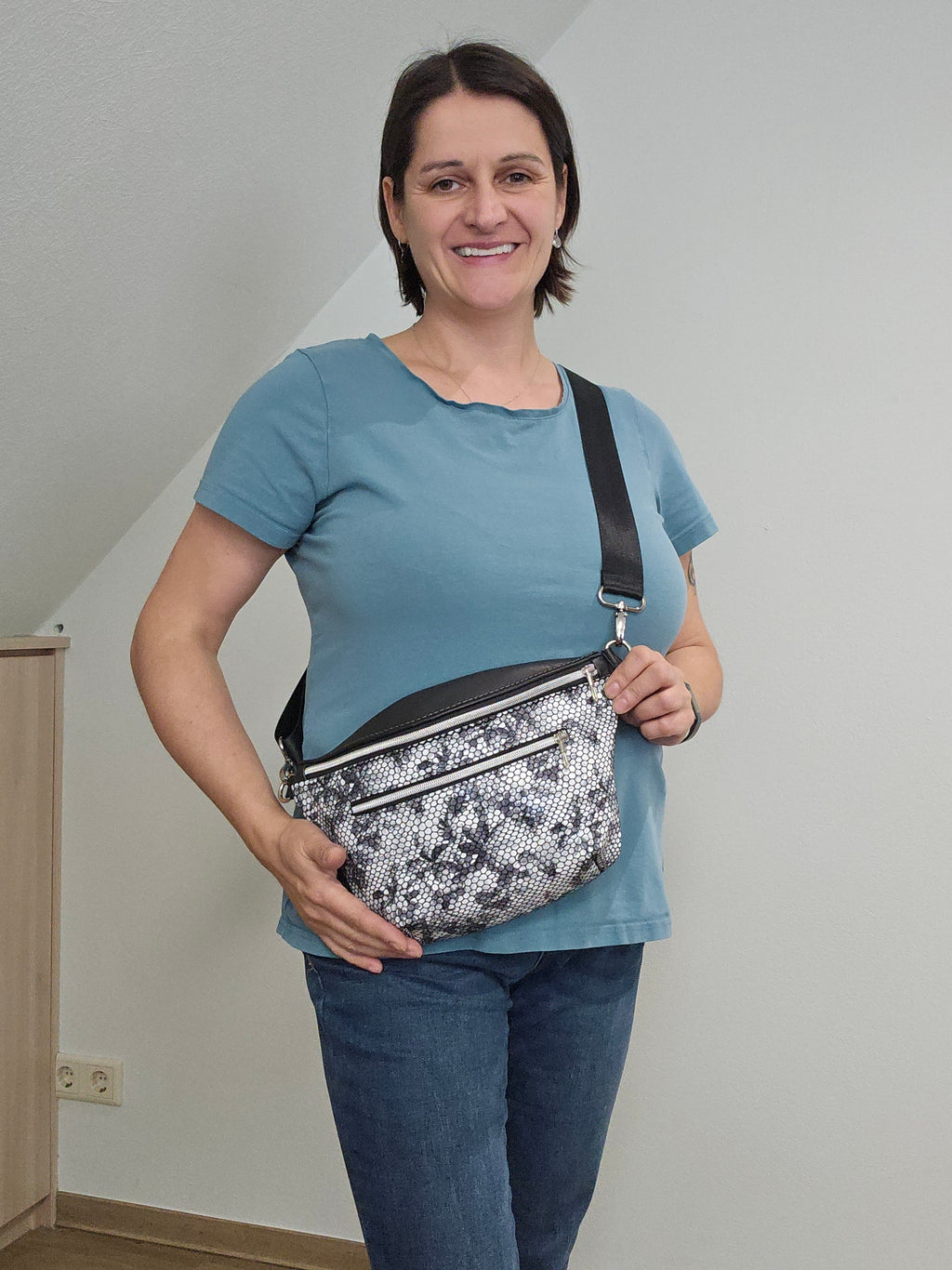 Crossbody Bag Big Clivia in Strukturleder Schwarz-Weiß mit Blüten