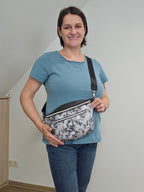 Crossbody Bag Big Clivia in Strukturleder Schwarz-Weiß mit Blüten