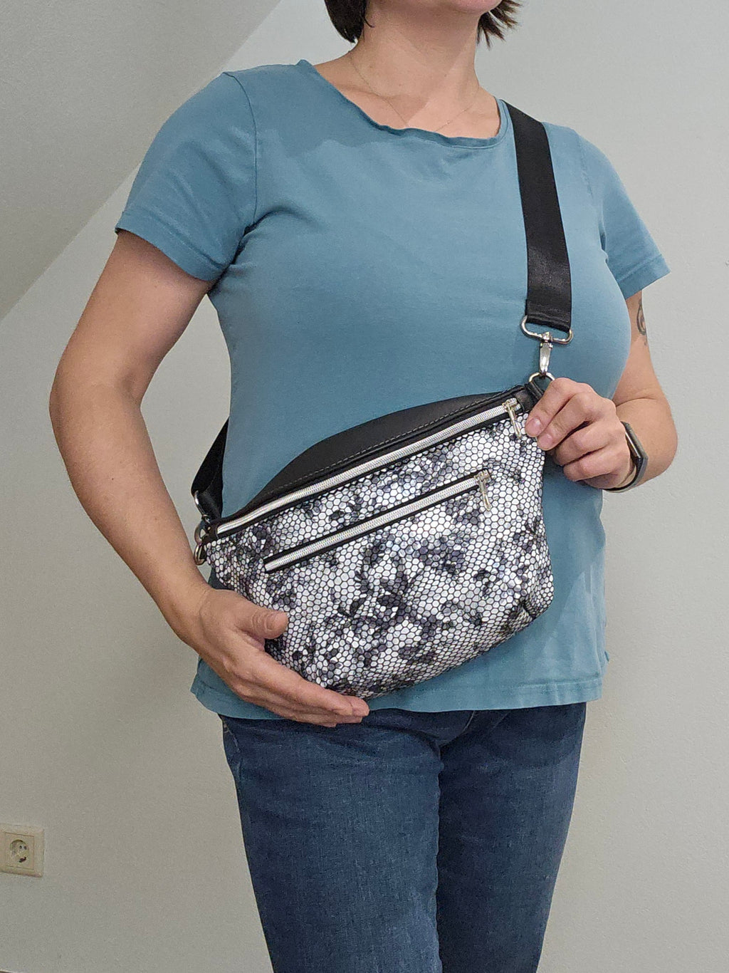 Crossbody Bag Big Clivia in Strukturleder Schwarz-Weiß mit Blüten