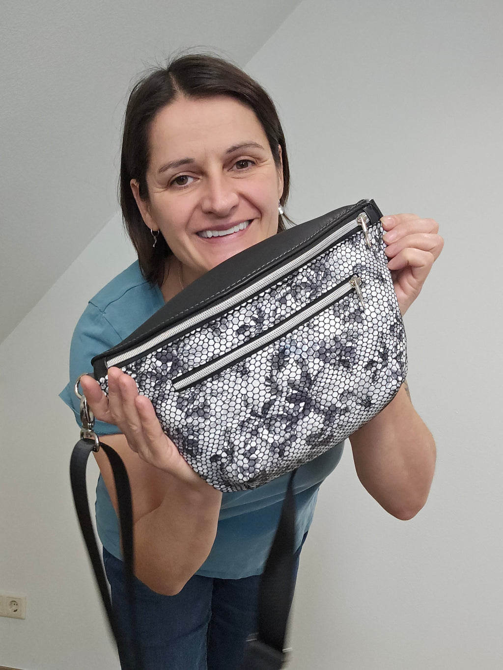 Crossbody Bag Big Clivia in Strukturleder Schwarz-Weiß mit Blüten