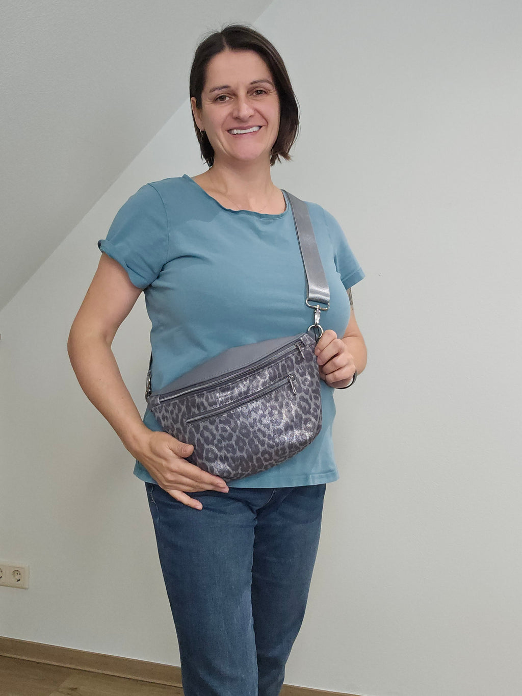 Crossbody Bag Big Clivia in Leo Silber & Grau