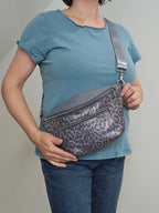 Crossbody Bag Big Clivia in Leo Silber & Grau
