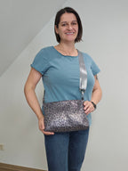 Lederhandtasche Anke im Leo-Look in Silber
