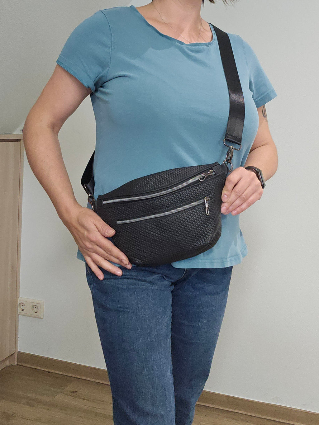 Crossbody Bag Clivia in Schwarz mit Weboptik