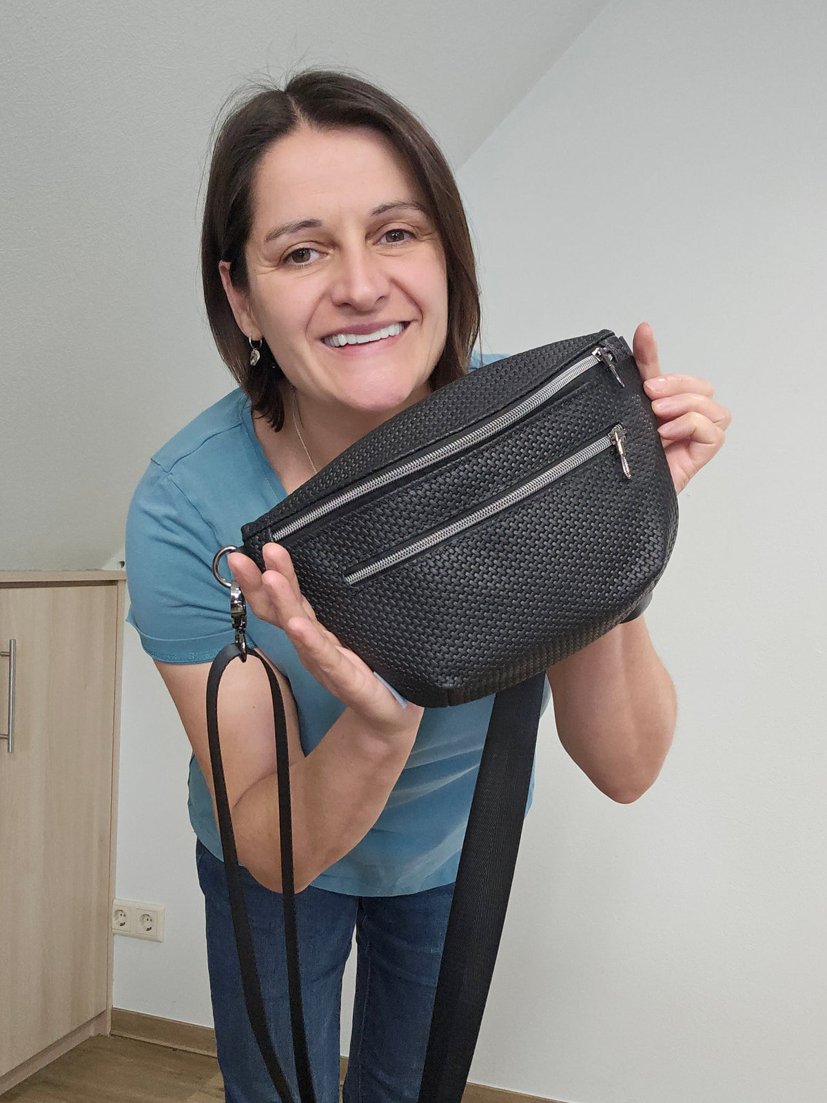 Crossbody Bag Clivia in Schwarz mit Weboptik