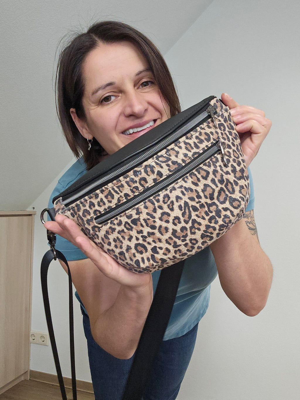 Crossbody Bag Clivia in Leo & Schwarz Glatt