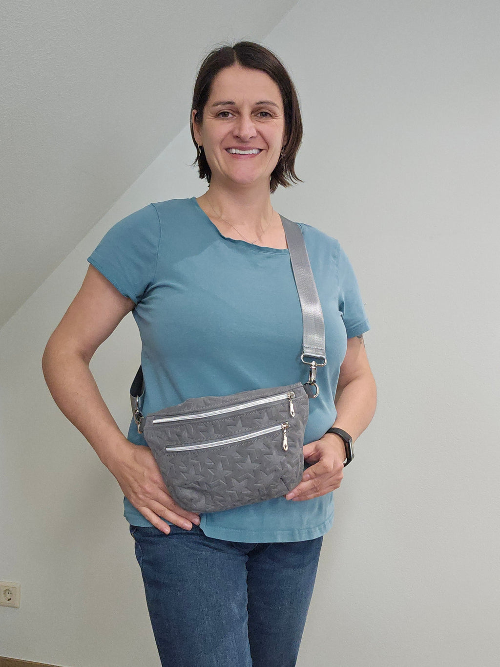 Crossbody Bag Clivia in Veloursleder Grau mit Sternprägung