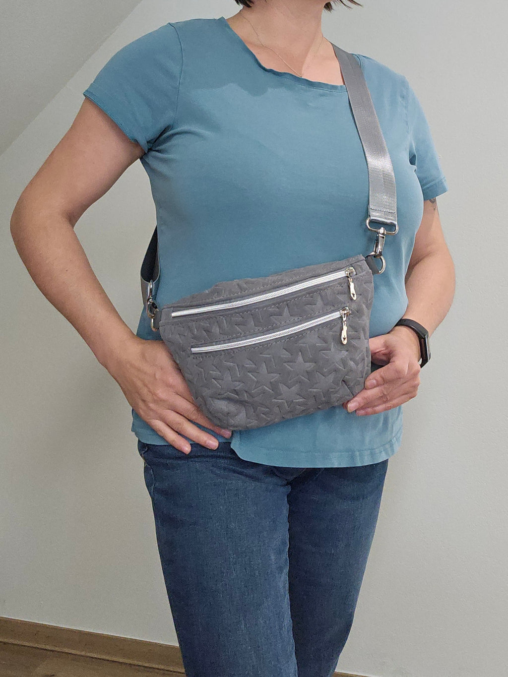 Crossbody Bag Clivia in Veloursleder Grau mit Sternprägung