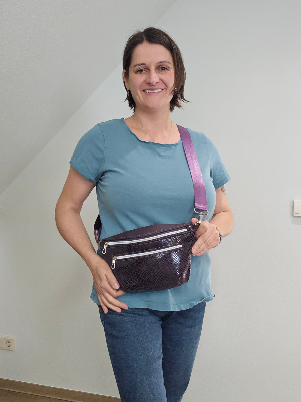 Crossbody Bag Clivia in Strukturleder Aubergine mit Reptiloptik I