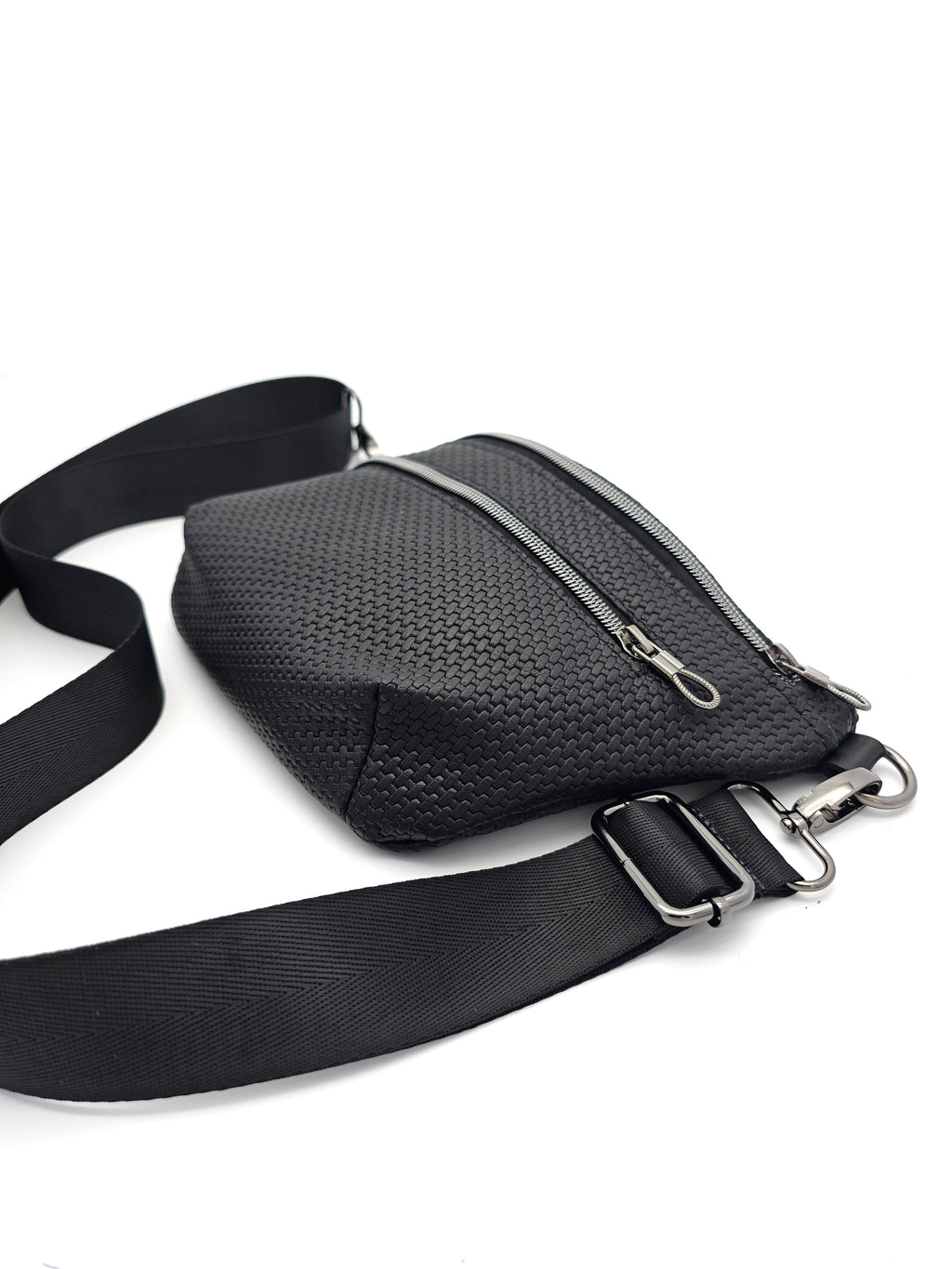 Crossbody Bag Clivia in Schwarz mit Weboptik