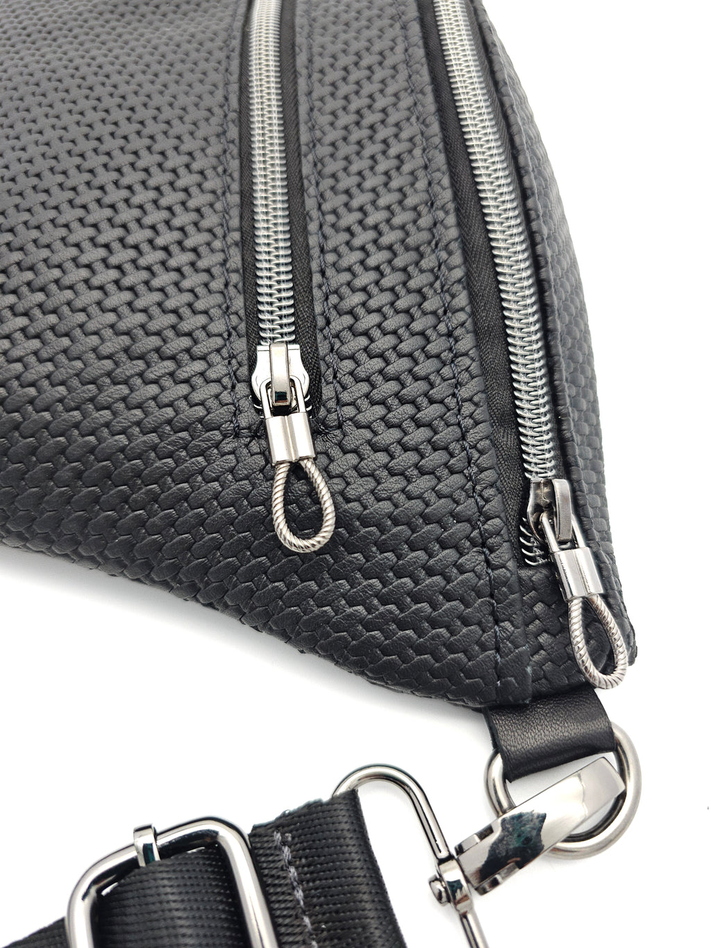Crossbody Bag Clivia in Schwarz mit Weboptik