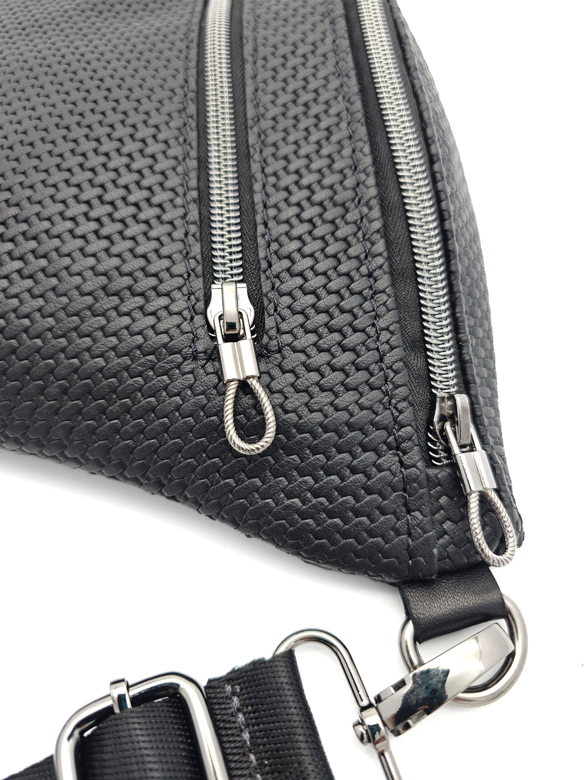 Crossbody Bag Clivia in Schwarz mit Weboptik