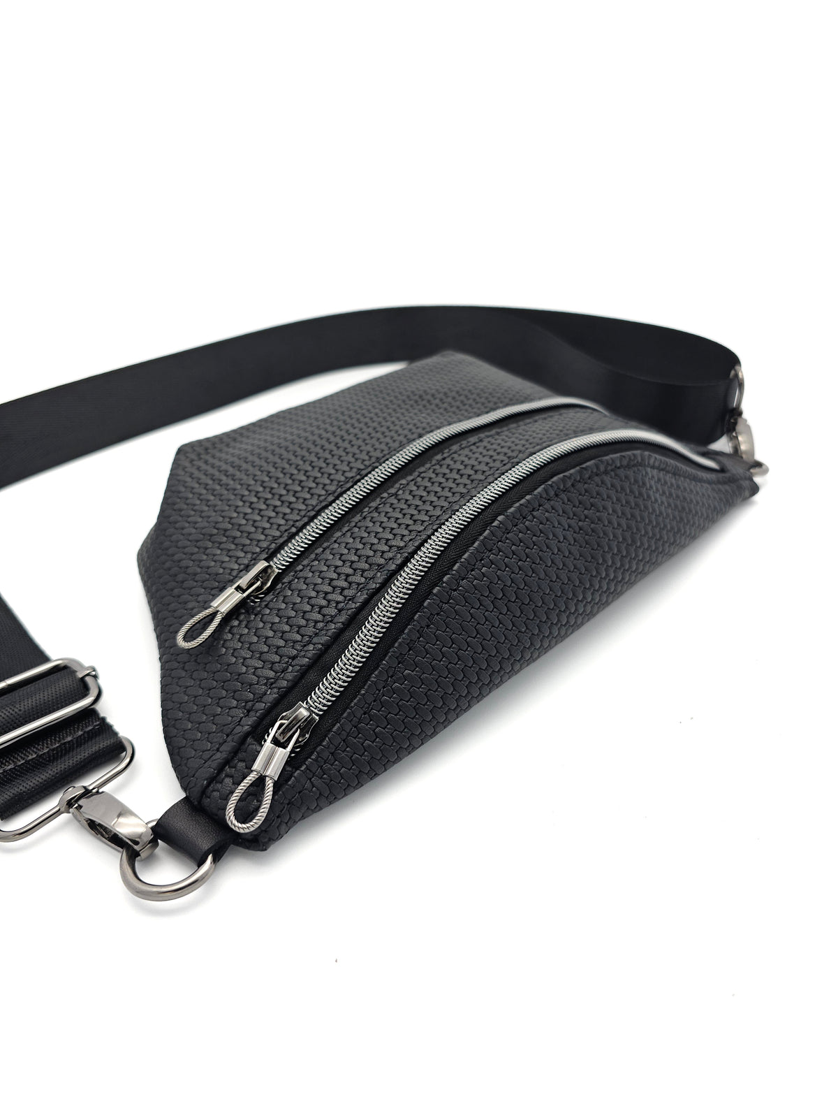 Crossbody Bag Clivia in Schwarz mit Weboptik