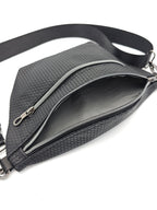 Crossbody Bag Clivia in Schwarz mit Weboptik