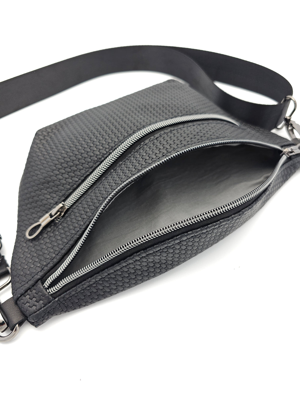 Crossbody Bag Clivia in Schwarz mit Weboptik
