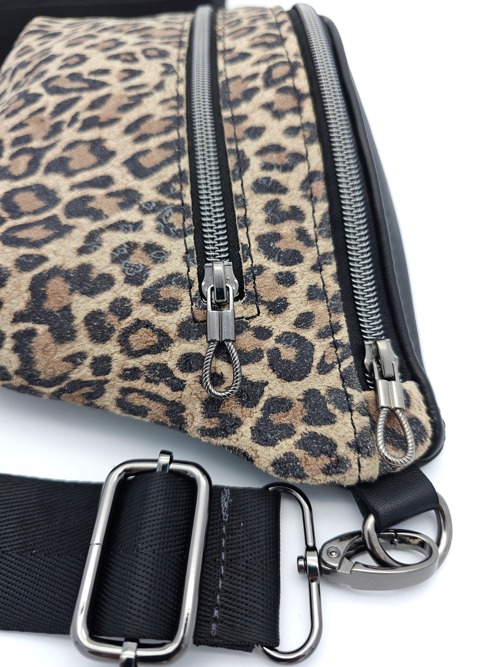 Crossbody Bag Clivia in Leo & Schwarz Glatt