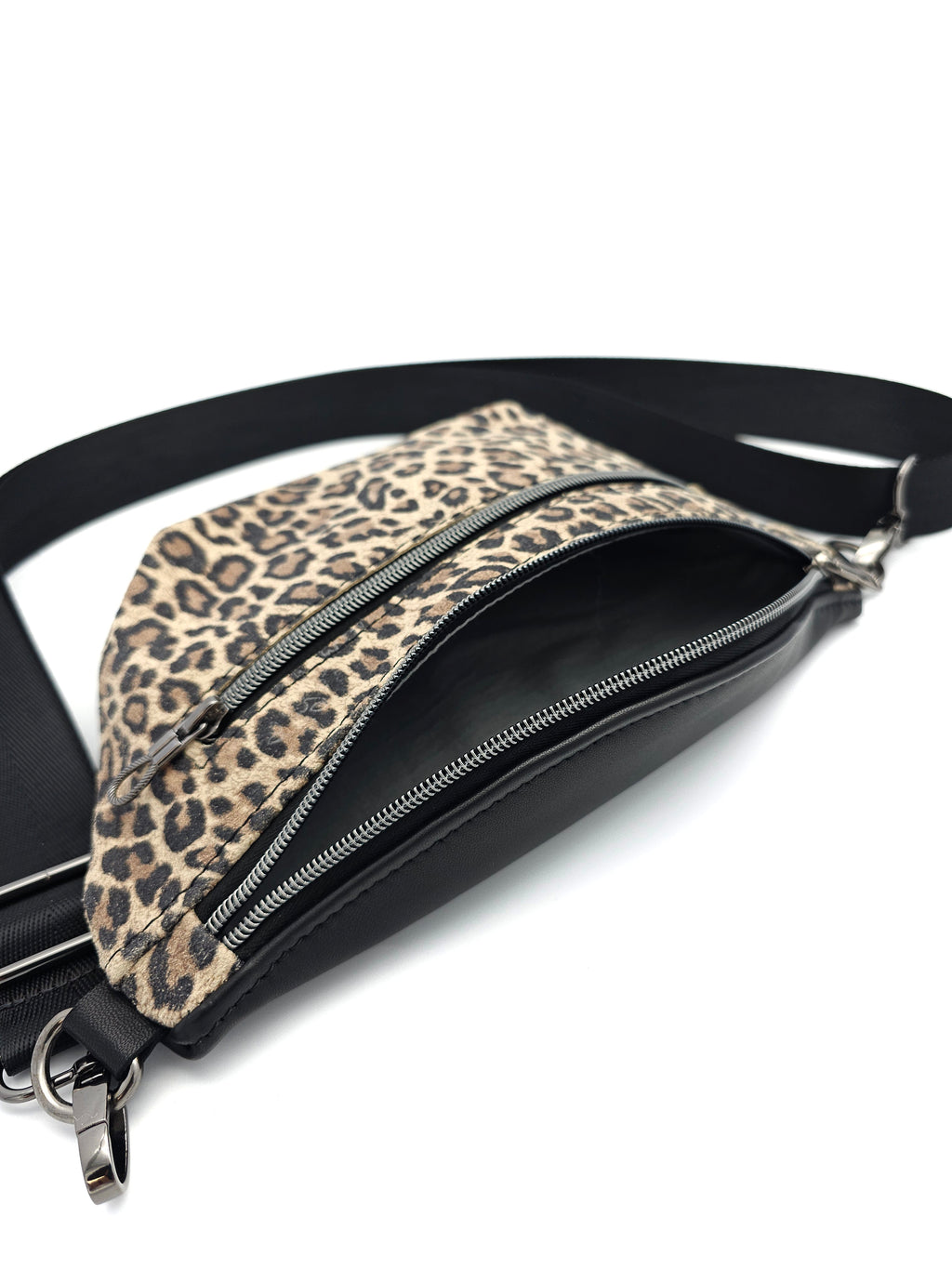 Crossbody Bag Clivia in Leo & Schwarz Glatt