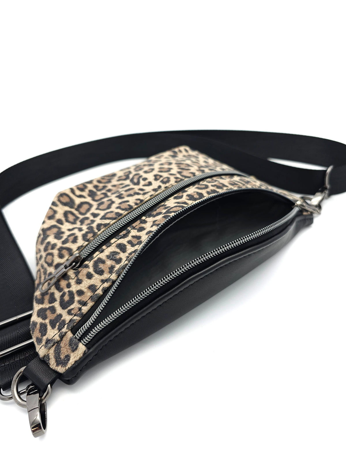 Crossbody Bag Clivia in Leo & Schwarz Glatt