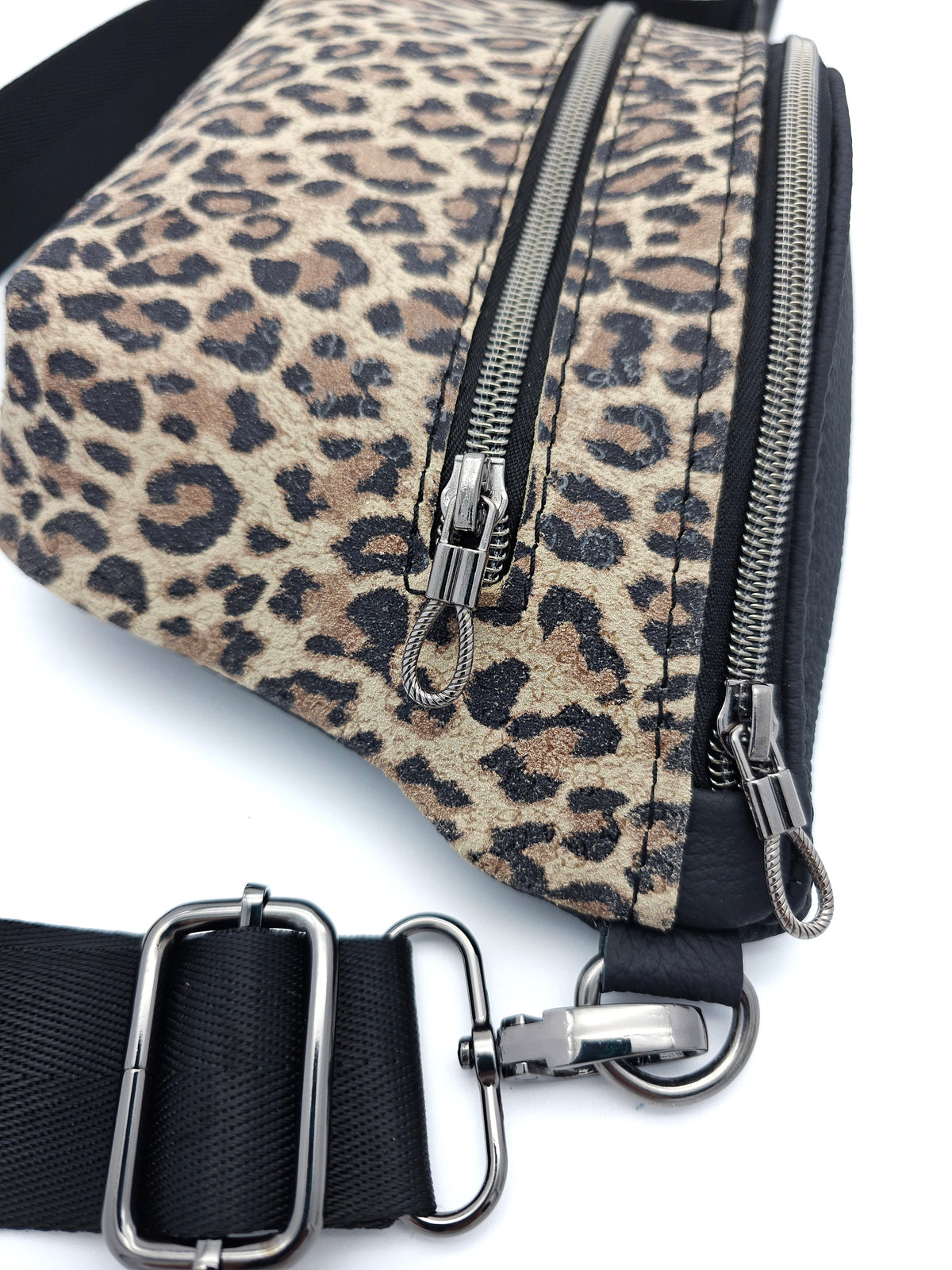 Crossbody Bag Clivia in Leo & Schwarz