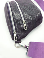 Crossbody Bag Clivia in Strukturleder Aubergine mit Reptiloptik II