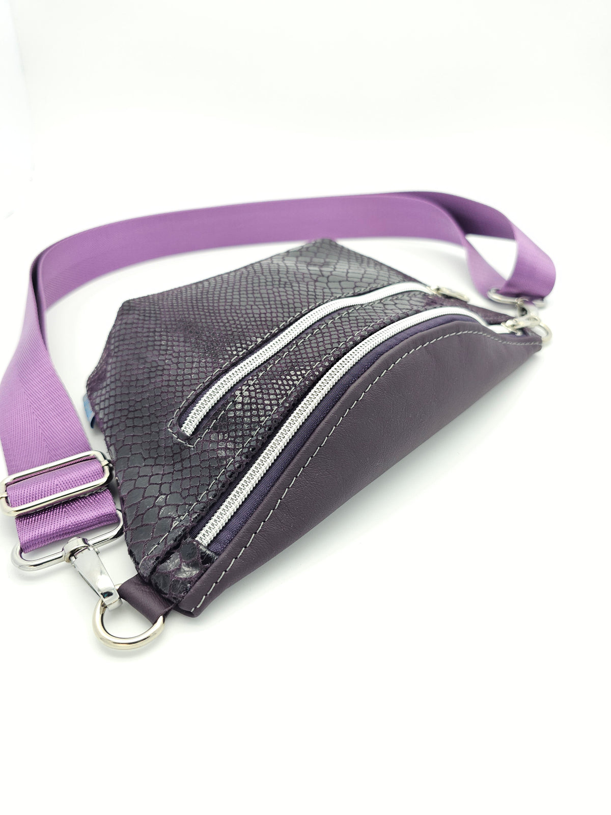 Crossbody Bag Clivia in Strukturleder Aubergine mit Reptiloptik II