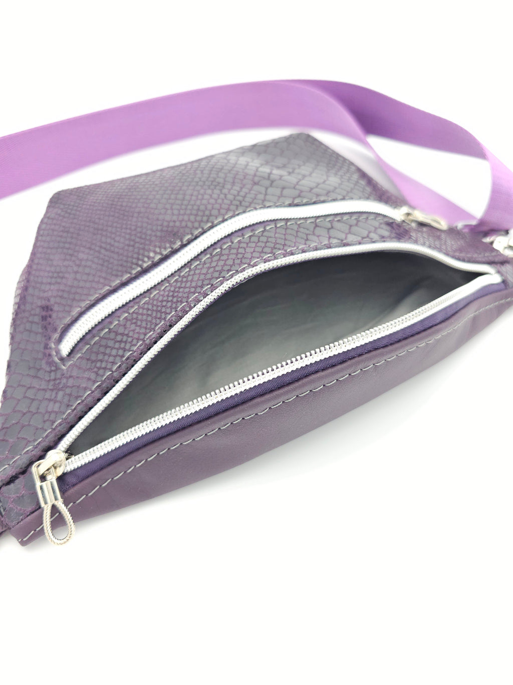 Crossbody Bag Clivia in Strukturleder Aubergine mit Reptiloptik II
