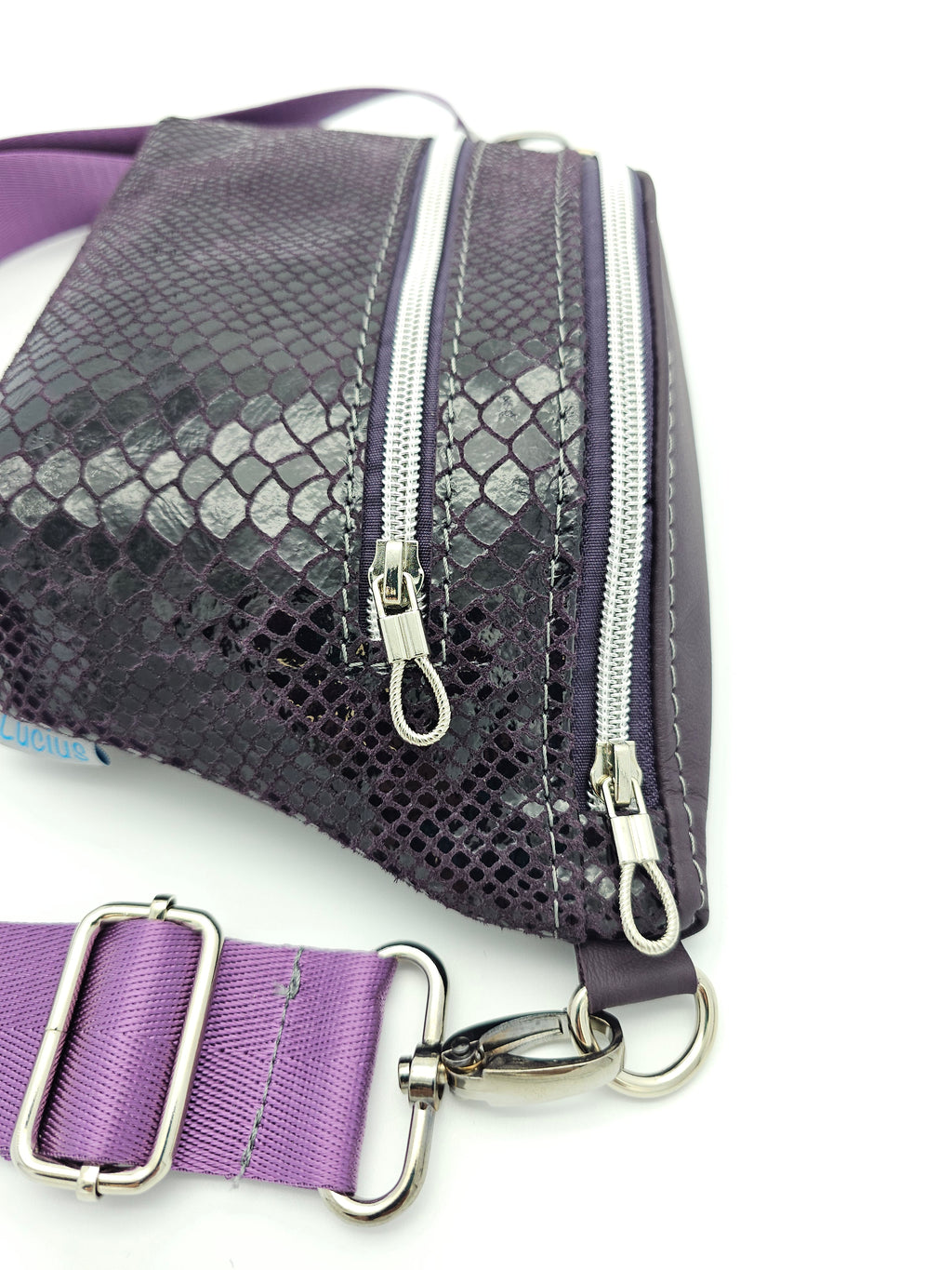 Crossbody Bag Clivia in Strukturleder Aubergine mit Reptiloptik I