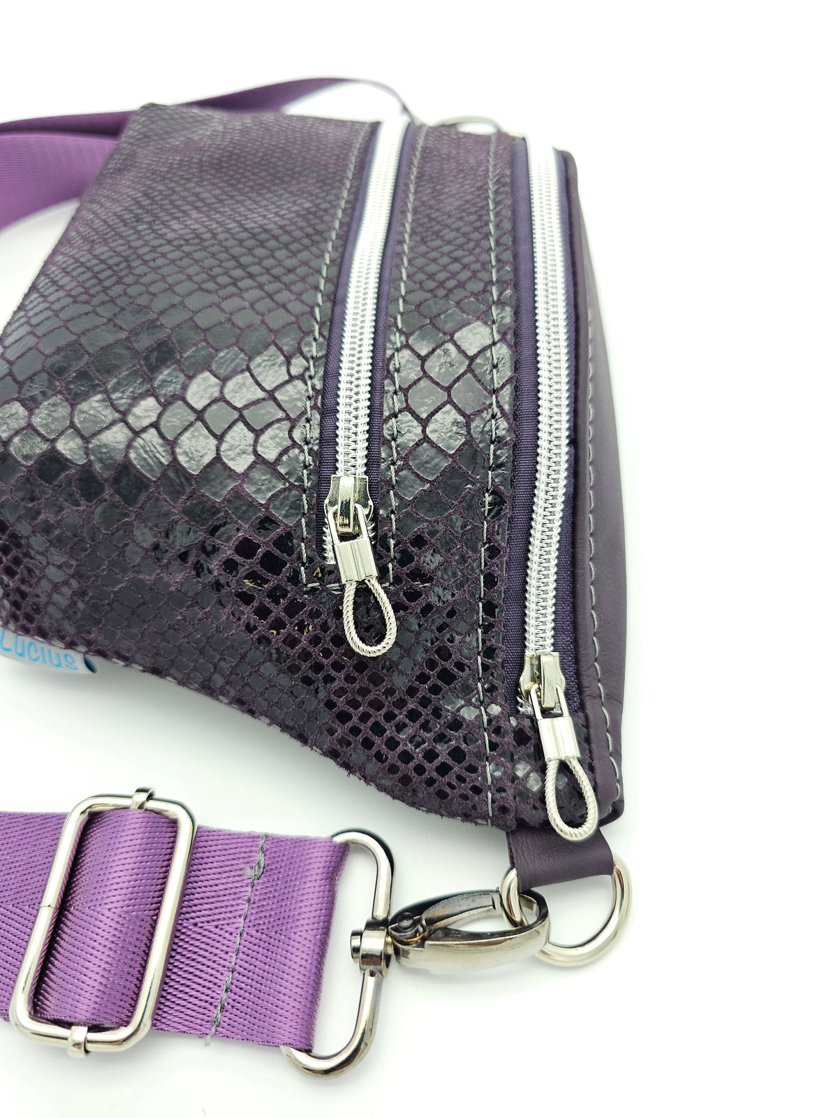 Crossbody Bag Clivia in Strukturleder Aubergine mit Reptiloptik I