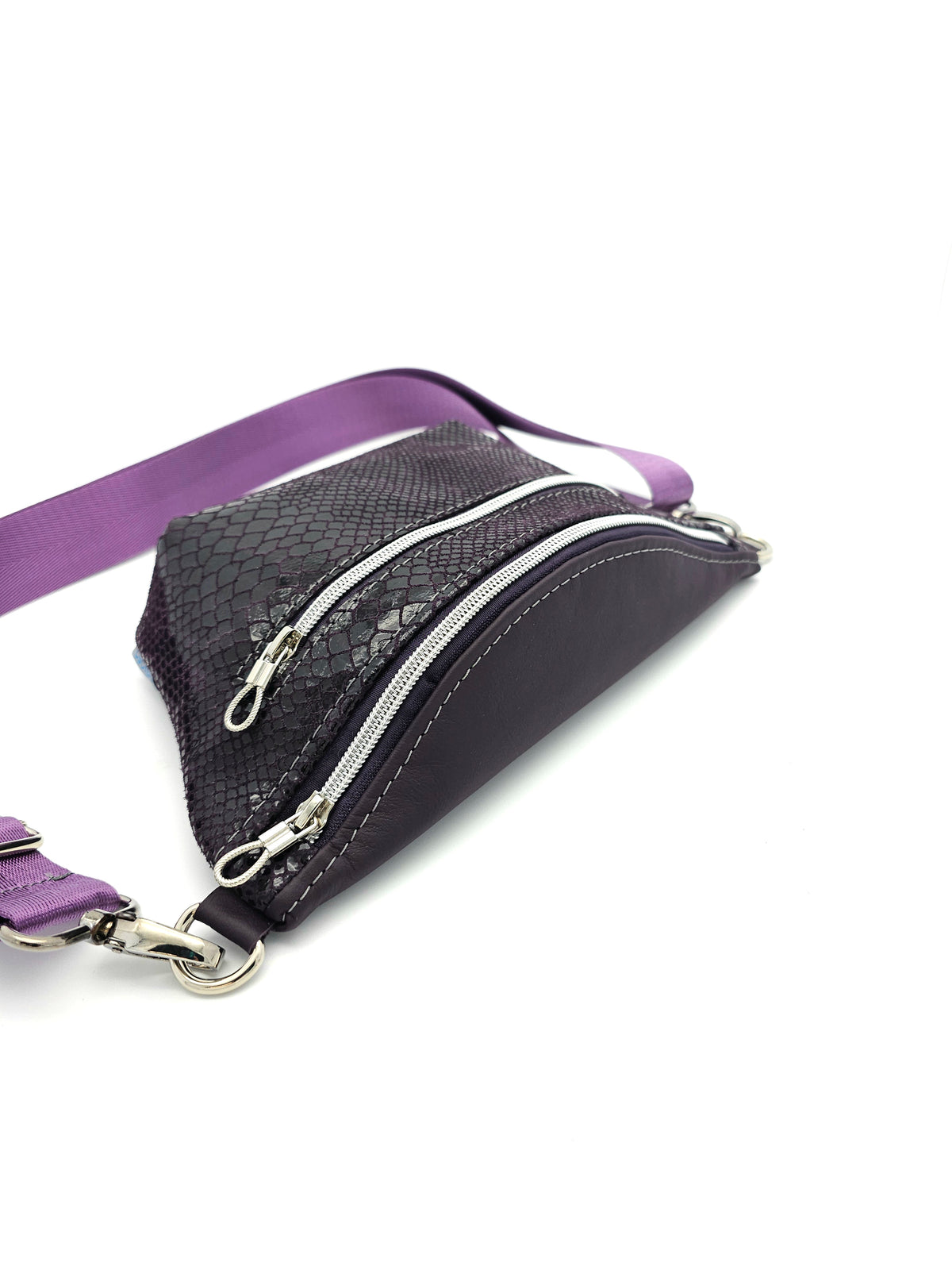 Crossbody Bag Clivia in Strukturleder Aubergine mit Reptiloptik I